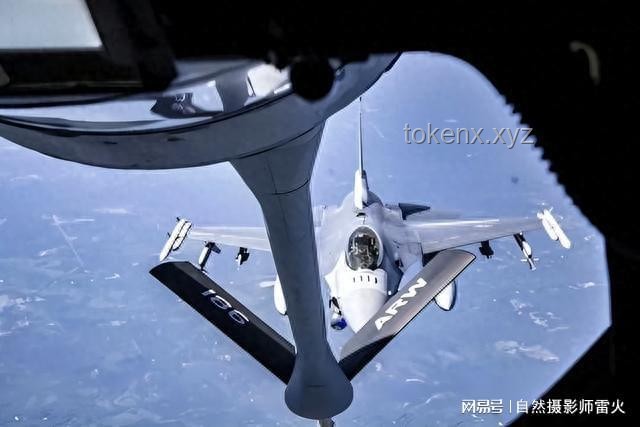 直击歼10二对三空战对抗：一场空中的较量与智慧碰撞